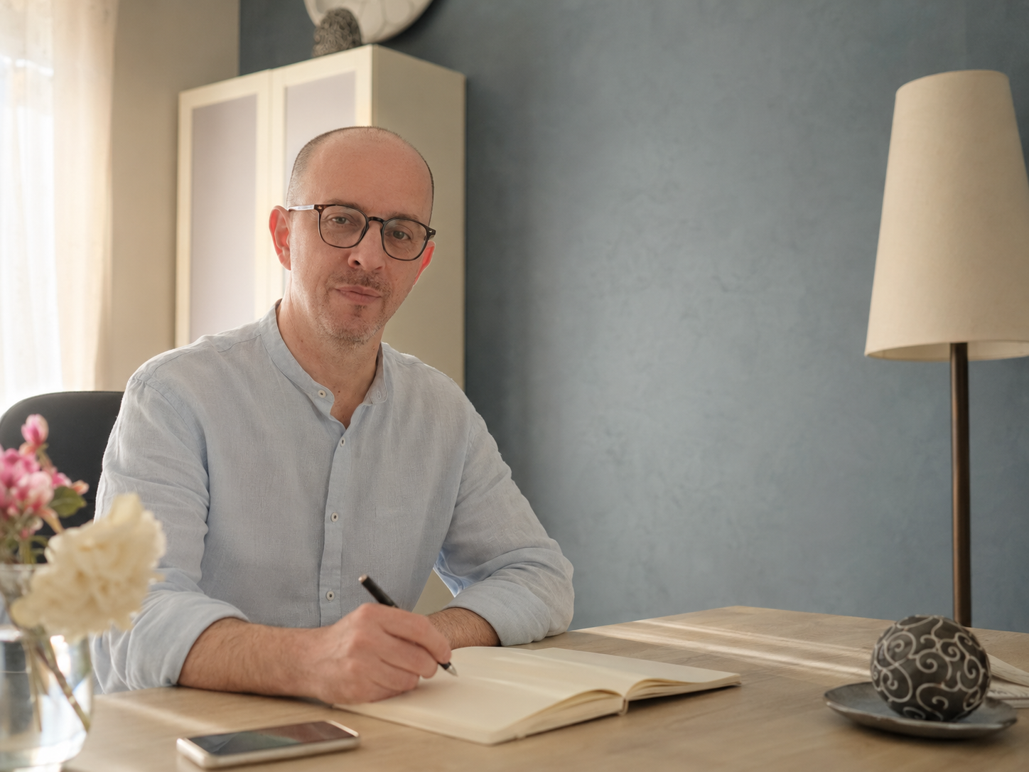 Contatti 2 Pietro Mangolini scrive appunti alla scrivania